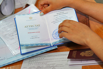 Пять тысяч российских школьников остались без аттестатов