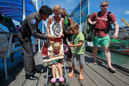 На туристов в Таиланде наденут идентификационные браслеты