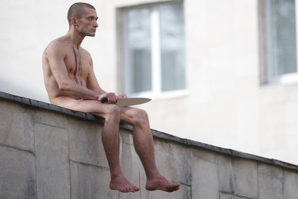 Художник Павленский отрезал мочку уха на крыше института Сербского