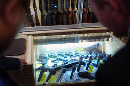 Россиянам разрешили носить оружие для самообороны