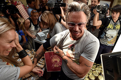 Микки Рурк проведет боксерский поединок в Москве