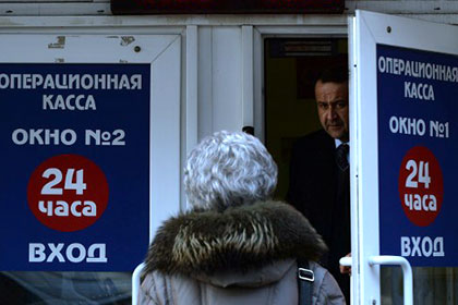 Минфин начал распродавать валютные остатки на рынке