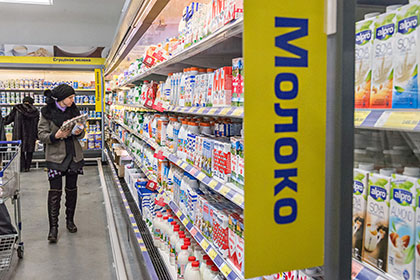 Президент потребовал контролировать цены на продукты и бензин в ручном режиме