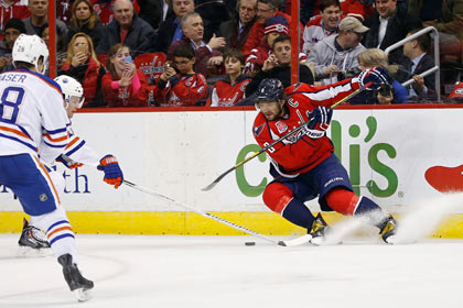 В матче НХЛ Овечкин шайбой разбил камеру в воротах