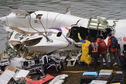 До 32 выросло количество жертв аварии самолета на Тайване