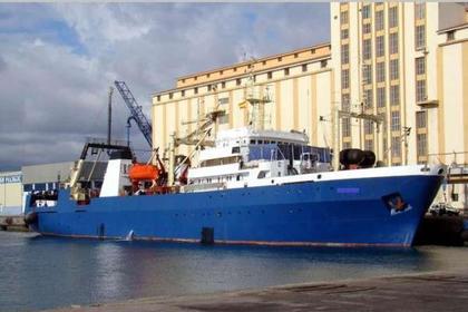 До 53 моряков погибли при крушении траулера в Охотском море