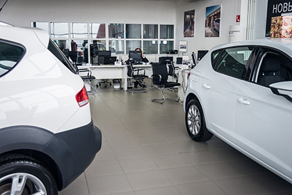 Продажи новых легковушек в марте рухнули на 42,5 процента