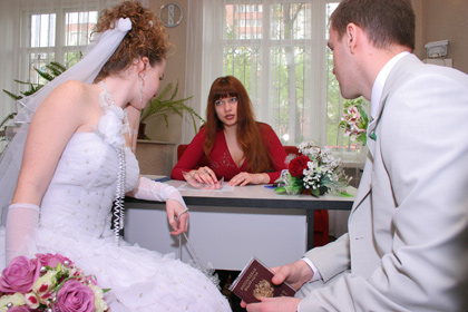 Депутаты предложили освободить новобрачных от бумажной волокиты