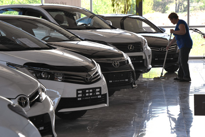 Продажи легковушек в России продолжили падение