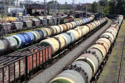 Две ростовчанки получили удар током при попытке сделать селфи на поезде