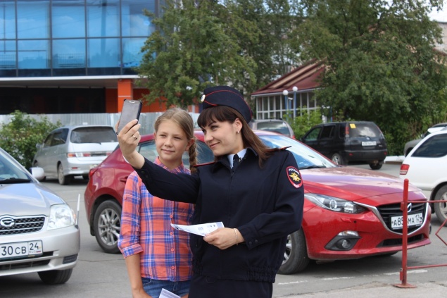 Полицейские и журналисты рассказывают ачинцам о «безопасном селфи»
