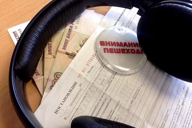 Штраф за переход дороги в наушниках предложили ввести в России