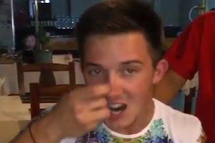 Российский хоккеист съел бьющееся сердце кобры