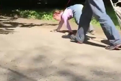 Выгуливавшая девочку на поводке бабушка объяснила произошедшее игрой