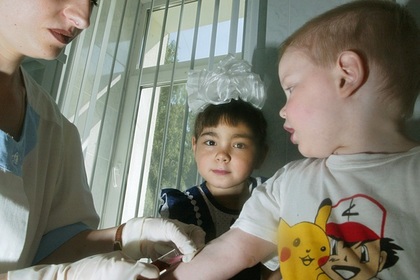 Депутаты предложили запретить посещать школы и детсады детям без прививок