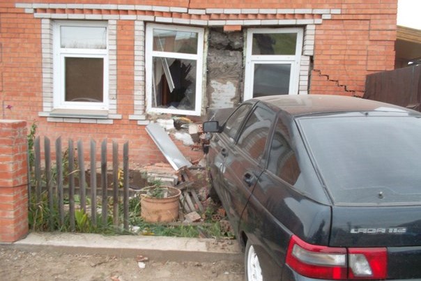 В Шира злостный нарушитель врезался в жилой дом