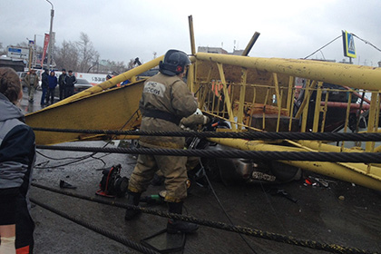 Число погибших при падении башенного крана в Омске увеличилось до четырех