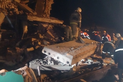 Под завалами дома в Хабаровском крае нашли живой двухлетнюю девочку