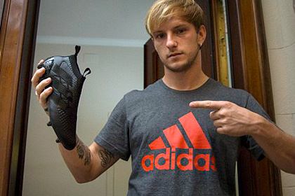 Футболистам предложили играть в бутсах без шнурков