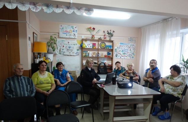 Автоинспекторы в Ачинске разъясняют пользу применения световозвращателей