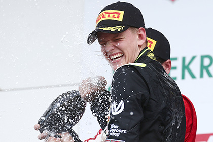 Две команды «Формулы-1» заинтересовал сын Шумахера