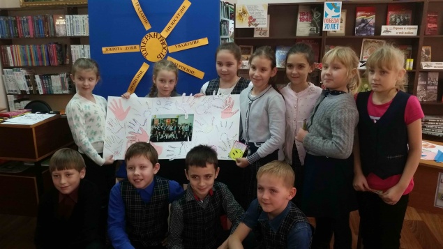 Детская библиотека посадила цветок толерантности