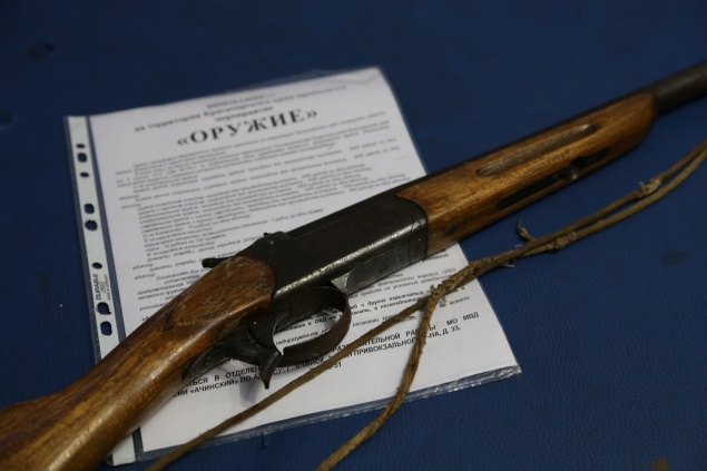 Полицейские изымают из незаконного оборота оружие