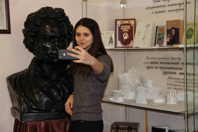В день памяти Пушкина ребята делали селфи у бюста великого поэта