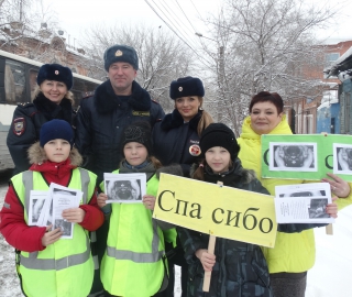 Госавтоинспекторы в Ачинске и школьники провели акцию «Пристегни самое дорогое!»