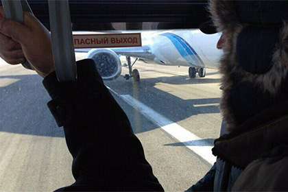 Пилота наградят за посадку самолета без колеса