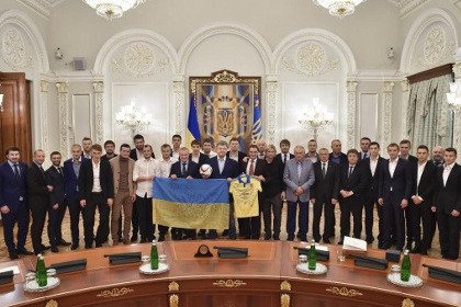 Порошенко наградил футболистов сборной Украины огнестрельным оружием