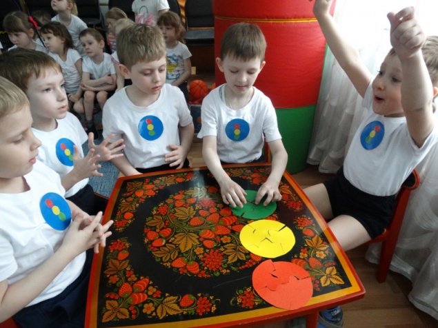 В Ачинске госавтоинспекторы и дошколята провели КВН по ПДД