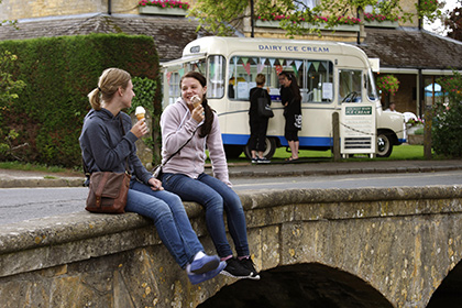 Молодым россиянам раздадут бесплатные карты путешественника