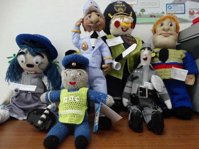 Госавтоинспекторы в Ачинске выбрали лучшие куклы-инспектора ГИБДД