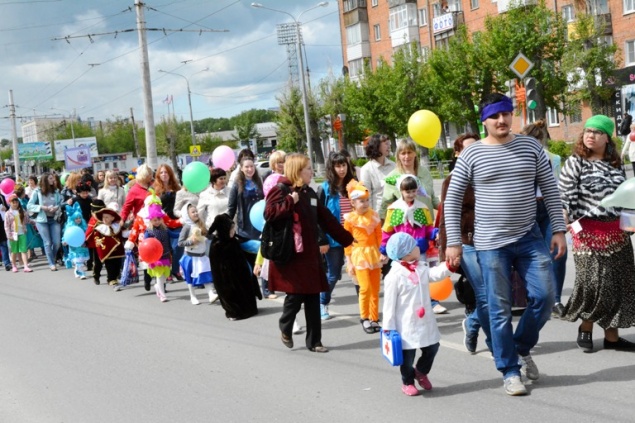 В Ачинске в Параде литературных героев приняли участие около полутора тысяч ребят из западных территорий Красноярского края