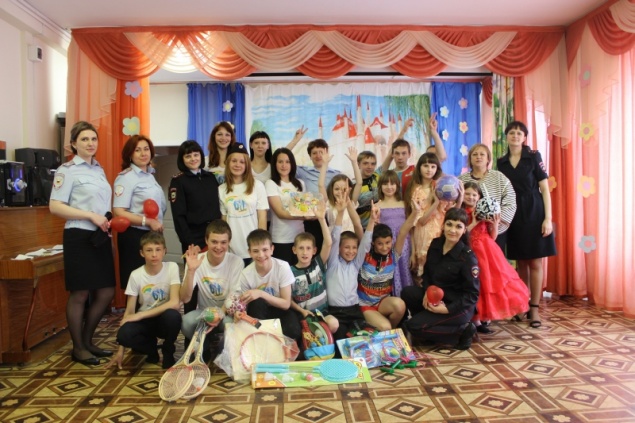 Полицейские устроили праздник для своих юных подшефных