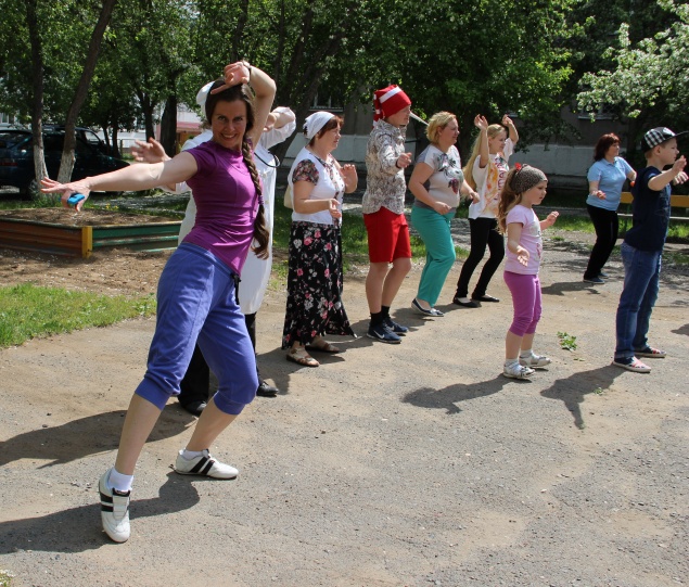Библиотекари с ачинцами встали на зарядку