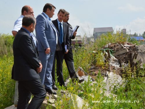 Глава города Илай Ахметов проинспектировал строительные площадки в Ачинске
