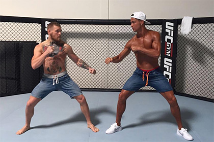 Роналду вышел на ринг с чемпионом UFC Макгрегором