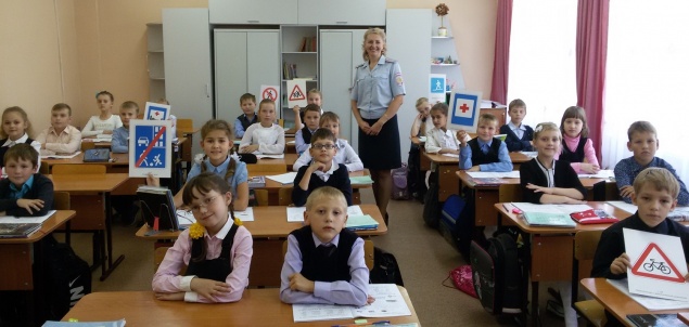 Госавтоинспекторы проводят уроки дорожной безопасности с детьми