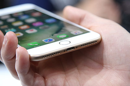 Пользователи «ВКонтакте» нашли способ подключить обычные наушники к iPhone 7