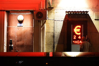 Евро опустился ниже 69 рублей