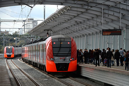 Поезд МЦК насмерть сбил переходившего через пути человека