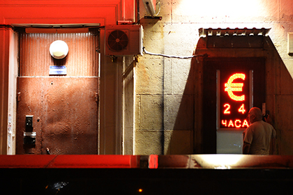 ЦБ резко опустил курсы доллара и евро