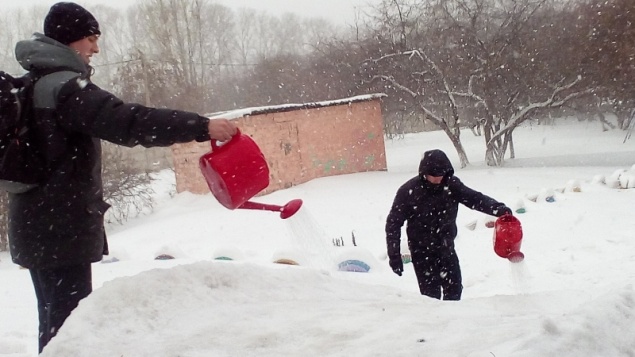 Полицейские Ачинска построили горку для юных подшефных