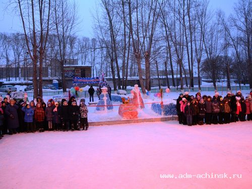 В ачинской школе построили необычный снежный городок