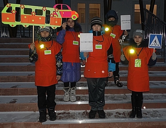 Юные ачинцы и Госавтоинспекторы предложили горожанам выйти из сумерек