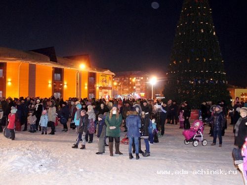 На городской площади открылась новогодняя елка и ледовый городок