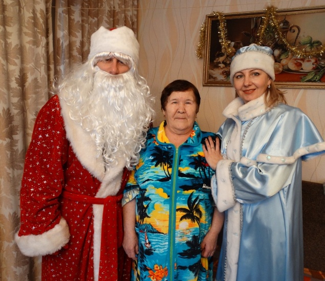 Полицейский Дед мороз в Ачинске вручил новогодние подарки вдове погибшего инспектора ДПС