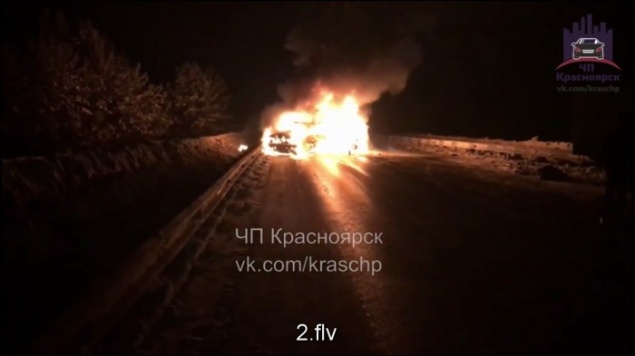 В страшной аварии на трассе загорелись два автомобиля: погибли двое и пострадал ребенок